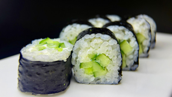 Ролл с огурцом и сыром