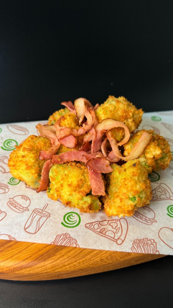 Хрустящие брокколи с беконом